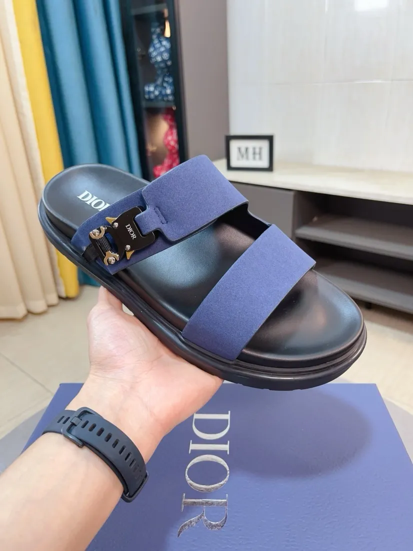 Men's Men's Shoes 💰320🌸🌸Dior Aqua Men's Sandals Slippers. Showcasing Dior haute couture design. The Dior gray suede strap is accented with an aluminum Dior buckle for added style. Paired with a comfortable tonal notch sole, they pair easily with shorts or jeans for a sophisticated look. Main body: suede cow leather, technical fabric lining: cow leather, with adjustable straps, aluminum Dior buckle, Dior gray EVA insole, tonal notch rubber outsole splicing structure👌👌size: 38-44 (45.46 customized)